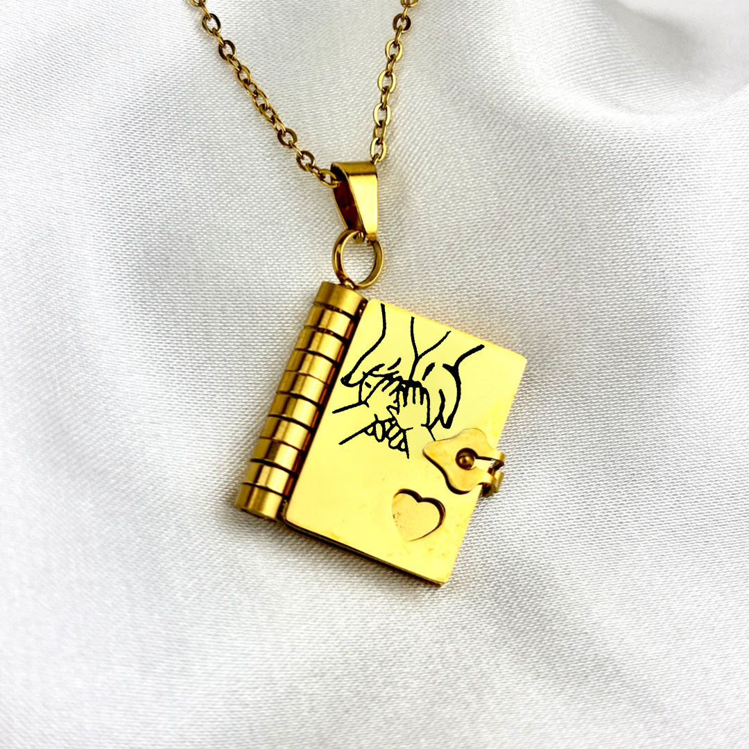 👪Colgante de acero inoxidable lleno de amor, con motivos grabados en su superfici