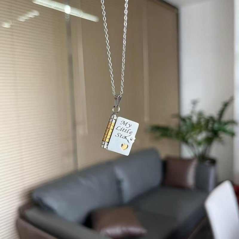 👪Colgante de acero inoxidable lleno de amor, con motivos grabados en su superfici