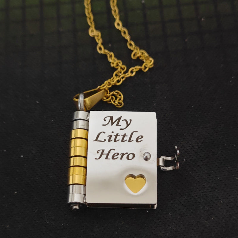 👪Colgante de acero inoxidable lleno de amor, con motivos grabados en su superfici
